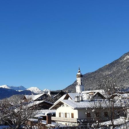 Bunter Hirsch Ferienwohnung Im Garmischer Zentrum Exterior photo