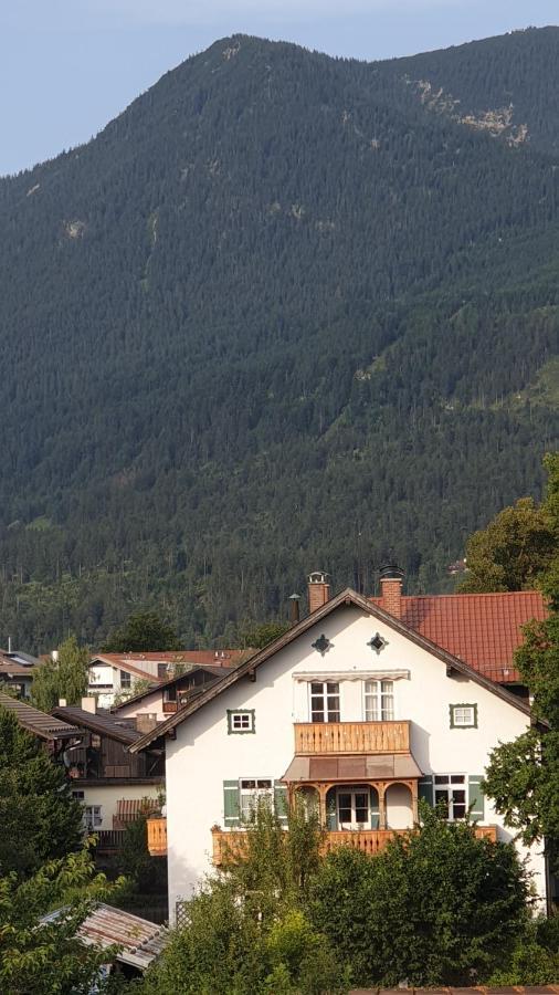 Bunter Hirsch Ferienwohnung Im Garmischer Zentrum Exterior photo